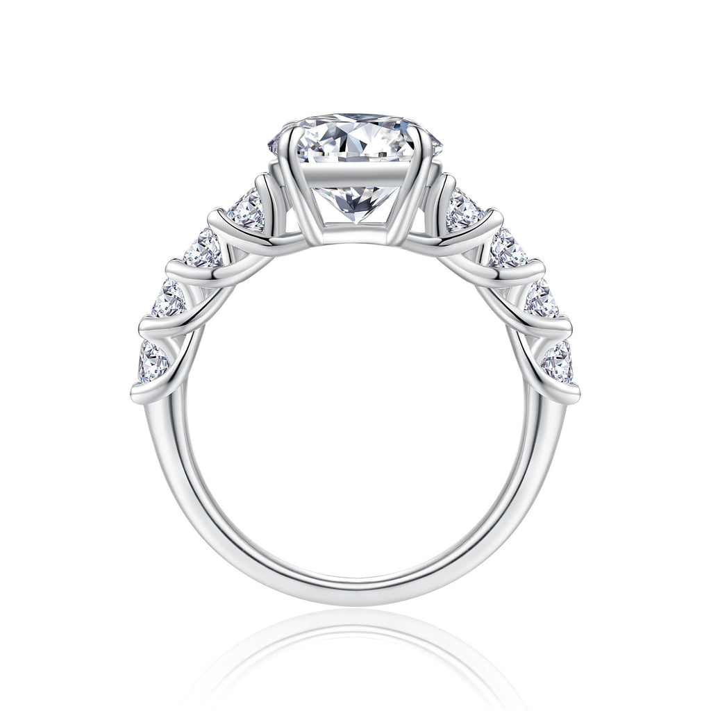 Anello Solitario con Moissanite e Pietre Laterali