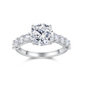 Anello Solitario con Moissanite e Pietre Laterali